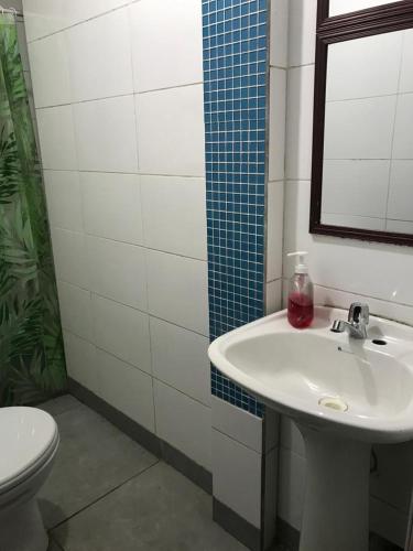 uma casa de banho com um lavatório e um WC em Minidepa em Lima