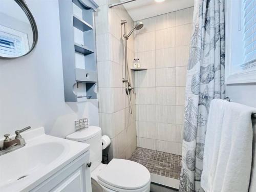 Koupelna v ubytování Stunning 2BR/2BA Bayfront Retreat