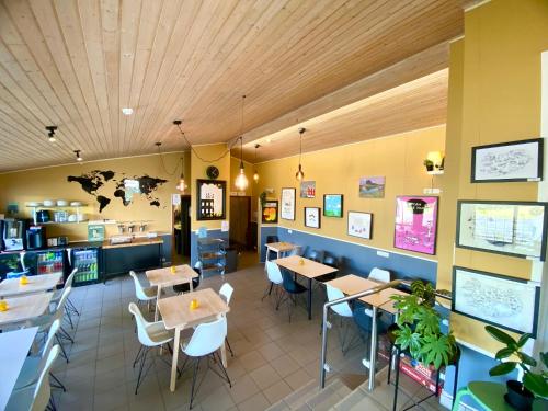 jadalnia ze stołami i krzesłami w restauracji w obiekcie Paradise Cave Hostel & Guesthouse w mieście Hvolsvöllur