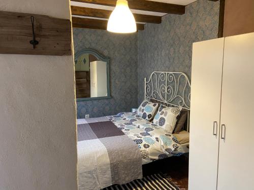 een slaapkamer met een bed en een spiegel bij Casa Las Cuevas in Málaga
