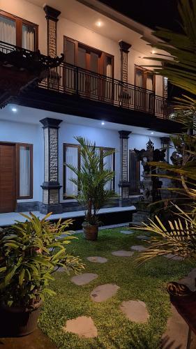 ein Haus mit einem Innenhof mit Pflanzen davor in der Unterkunft The Sari Pulagan Villa in Tampaksiring