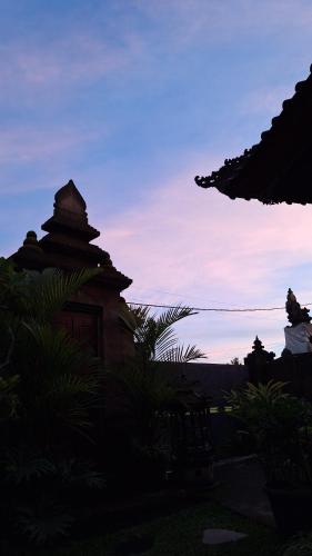 ein Gebäude mit einem Turm mit einem Himmel im Hintergrund in der Unterkunft The Sari Pulagan Villa in Tampaksiring