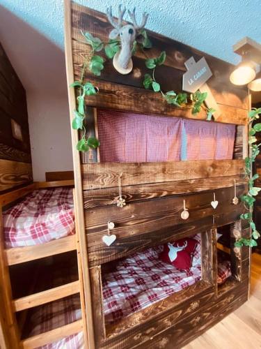 - une chambre avec des lits superposés en bois dans l'établissement vue splendide montagnes centre village pieds des pistes et remontées Mécaniques, à La Chal