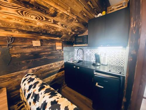 - une cuisine avec un canapé et un comptoir dans une pièce dans l'établissement vue splendide montagnes centre village pieds des pistes et remontées Mécaniques, à La Chal