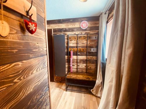 - une cave à vin avec un réfrigérateur noir dans la chambre dans l'établissement vue splendide montagnes centre village pieds des pistes et remontées Mécaniques, à La Chal