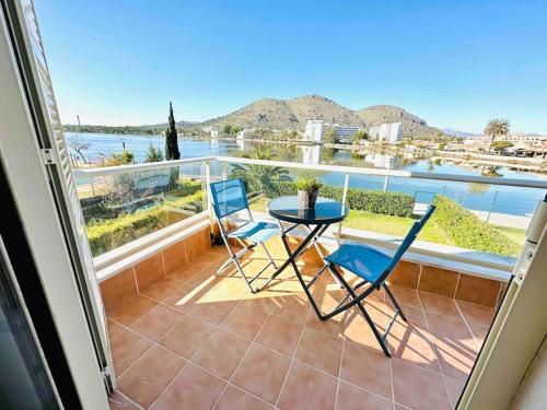 een balkon met twee stoelen en een tafel met uitzicht bij Villa Dulce in Port d'Alcudia