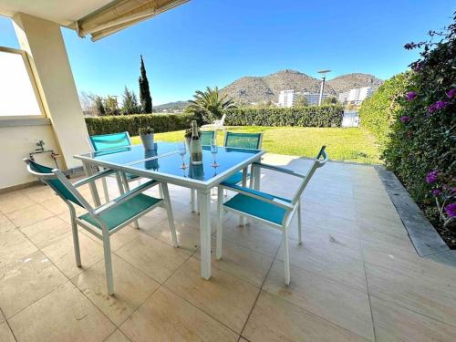 een blauwe tafel en stoelen op een patio bij Villa Dulce in Port d'Alcudia