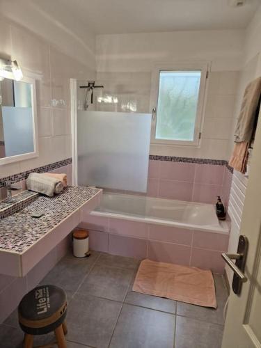 une salle de bain avec une baignoire et un lavabo dans l'établissement Charmante Villa avec Piscine, à Saint-Marcel-dʼArdèche