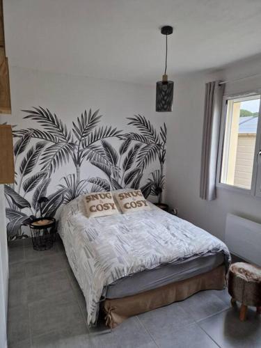 - une chambre avec un lit orné d'un mur de plantes dans l'établissement Charmante Villa avec Piscine, à Saint-Marcel-dʼArdèche