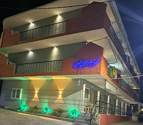 un edificio con una señal de neón en el costado. en Hotel Vasilis en Nafplio