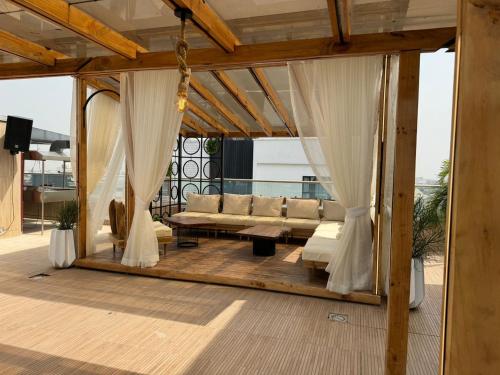 Vintano Hotel في ليكى: شاشة في الشرفة مع أريكة وستائر