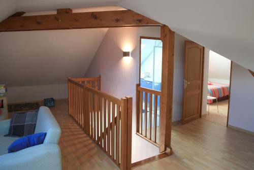 una sala de estar con una escalera con sofá y una habitación en 05DAME Dalaromeri, en Savines