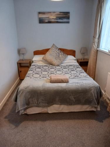 a bed in a bedroom with two night stands and two lamps at Airbnb Guesthouse in Athlone