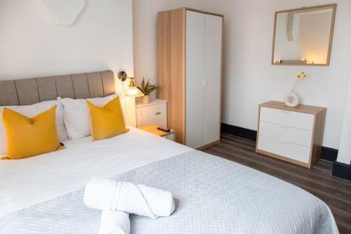 een slaapkamer met een groot wit bed met gele kussens bij Bootle, Liverpool Trendy 1Bed Ft in Liverpool