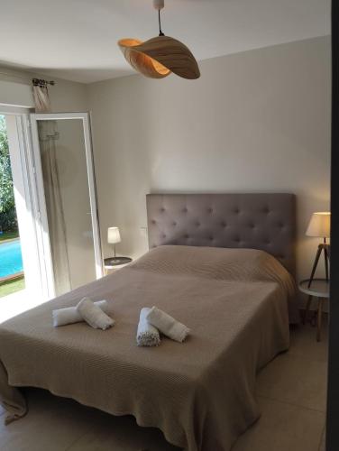 une chambre avec un lit avec deux serviettes dessus dans l'établissement villa Pinarello, à Pinarellu