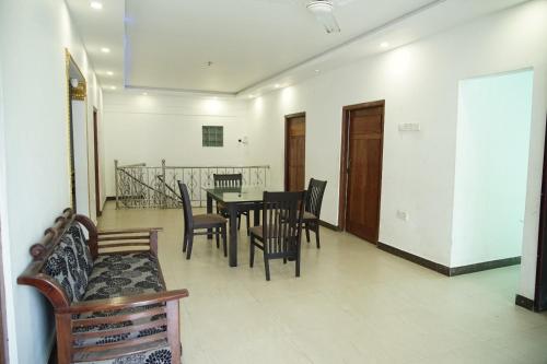 comedor con mesa y sillas en Sobia Villa en Jaffna