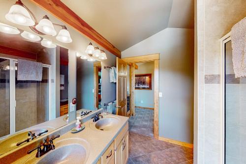 un bagno con due lavandini e un grande specchio di The Harbor At Estes Park - Registration Number #6158 a Estes Park
