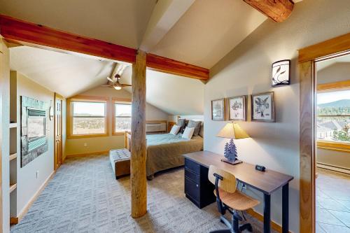 una camera da letto con un letto e una scrivania in una stanza di The Harbor At Estes Park - Registration Number #6158 a Estes Park