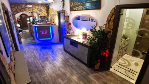 una stanza vuota con una pista da bowling blu di Hotel Ginevra a Napoli