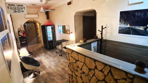 eine Bar in einem Friseursalon mit einer Steinmauer in der Unterkunft Hotel Ginevra in Neapel