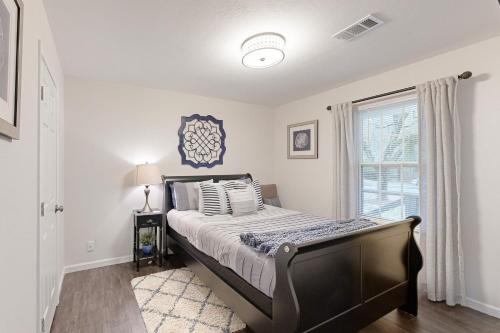 a bedroom with a bed and a window at Roswell Radiance in Roswell