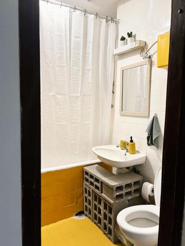 ein Badezimmer mit Toilette und Waschbecken in der Unterkunft Drd Pristine Apartment in Pristina