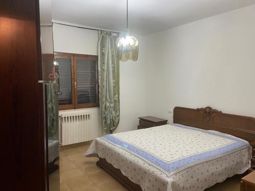 Schlafzimmer mit einem Bett und einem Fenster in der Unterkunft Villa Isa in Rio Marina