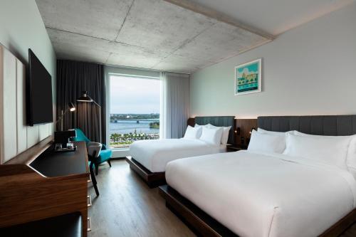 um quarto de hotel com duas camas e uma janela em Hyatt Centric Montreal em Montreal
