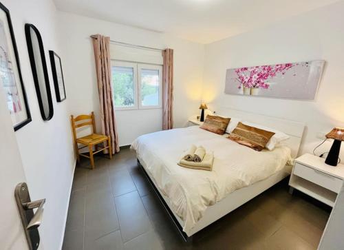 - une chambre dotée d'un grand lit blanc avec deux chapeaux dans l'établissement Peace and nature Altea La Vella, à Alicante