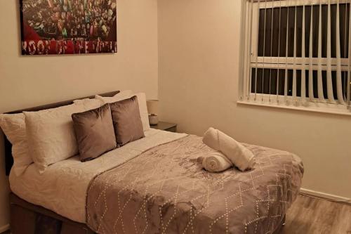 伯明罕的住宿－Urban Oasis apartment，一间卧室配有一张带枕头的床