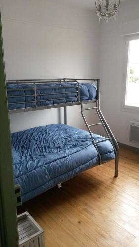 une chambre avec deux lits superposés dans une pièce dans l'établissement Villa loucontou, à Fort-Mahon-Plage