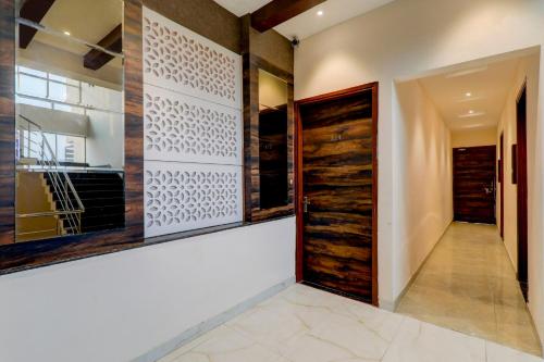 korytarz z drewnianymi drzwiami w domu w obiekcie Super Collection O 81263K Riddhi Grand w mieście Lucknow