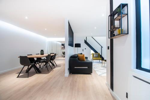 une salle à manger et un salon avec une table et des chaises dans l'établissement Villa in paris - Eiffel Tower area, à Paris