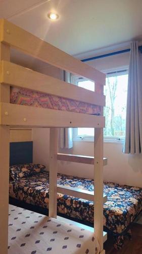 - un lit superposé dans une chambre avec des lits superposés dans l'établissement Mobil Home en Camping proche Paris en Ile de France, à Saint-Chéron