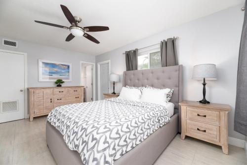 una camera con letto e ventilatore a soffitto di Steps to Sand and Sea 1 a Fort Lauderdale