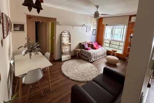ein Wohnzimmer mit einem Sofa und einem Tisch in der Unterkunft Hermoso y comodo departamento in Buenos Aires