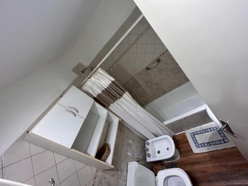 uma casa de banho com um espelho e um WC em Hermoso y comodo departamento em Buenos Aires
