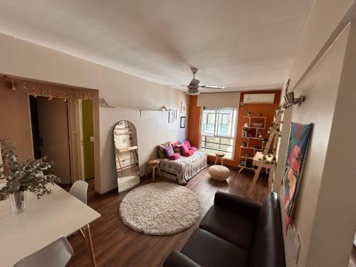 uma sala de estar com um sofá e uma mesa em Hermoso y comodo departamento em Buenos Aires