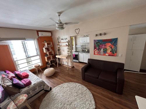 ein Wohnzimmer mit einem Sofa und einem Stuhl in der Unterkunft Hermoso y comodo departamento in Buenos Aires