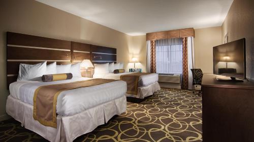 una camera d'albergo con due letti e una televisione di Best Western Plus College Station Inn & Suites a College Station