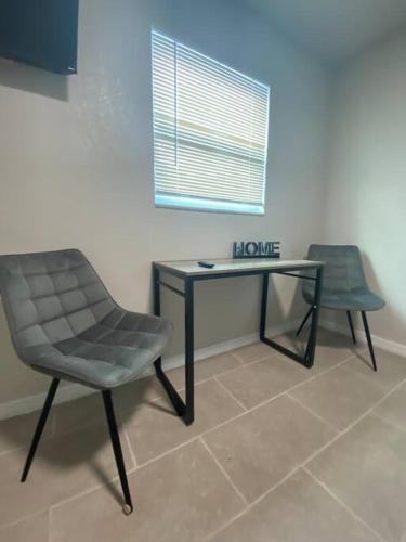 a desk and a chair in a room at Minutes to Fairgrounds, Hard Rock, & Busch Gardens in Tampa