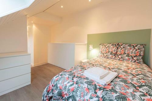 een slaapkamer met een bed en een dressoir bij L'ÉCHAPPÉE BELLE Maison à 10 min du cœur de Rouen in Amfreville-la-Mi-Voie