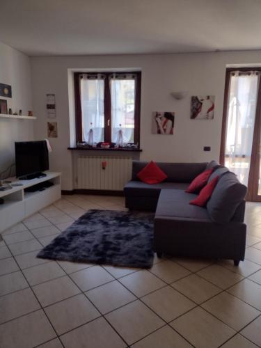 salon z kanapą i telewizorem w obiekcie Casa Tiziana w mieście Sovere