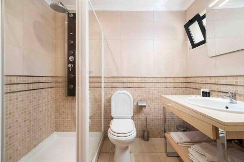 een badkamer met een toilet en een wastafel bij Stunning 3 bed Villa in Vale do Lobo with Resort Membership 3 mins From Beach and Golf in Loulé