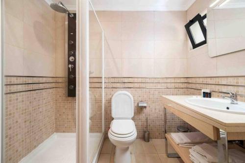 a bathroom with a toilet and a sink at Stunning 3 bed Villa in Vale do Lobo with Resort Membership 3 mins From Beach and Golf in Loulé