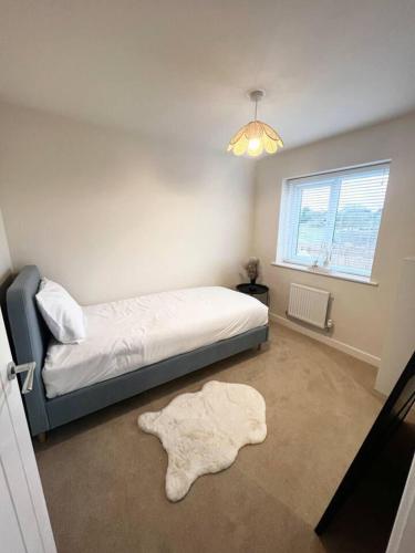 - une chambre avec un lit et un tapis au sol dans l'établissement Beautiful 3-Bed House in Bradford, à Bradford