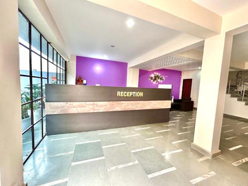 een lobby met een receptie in een gebouw bij Stargaze Inn - Comfy Stays in Greater Noida