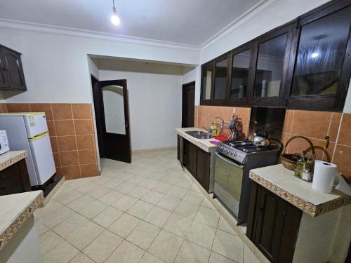 a kitchen with a stove and a sink in it at Apartamento Maracuyá en Tarija in Tarija
