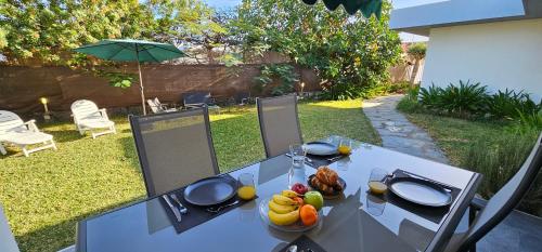 una mesa blanca con un bol de fruta en ella en Paradise Garden San Agustin, en San Agustín