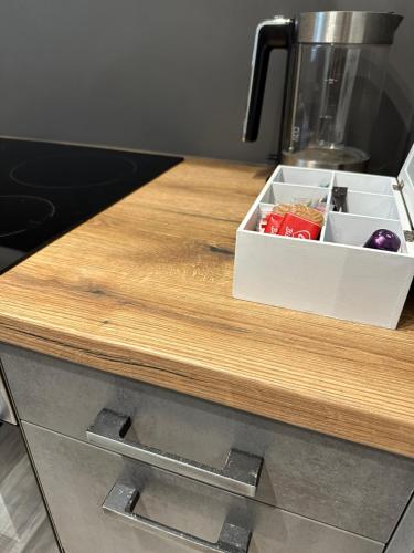 a counter with a box on top of a kitchen counter at Schöne, moderne Wohnung mit Waldblick & Parkplatz in Melle